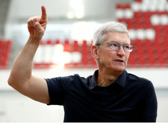 애플이 미국에 수천억달러를 투자할 예정이다. 사진은 쿡 CEO가 2019년 12월12일 싱가포르 OCBC 수영센터에서 싱가포르 패럴림픽 선수 테레사 고와 대화하는 모습. /사진=로이터 