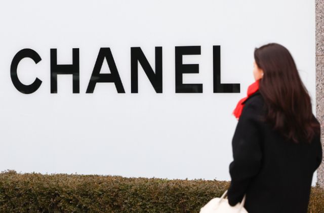 지난달 8일 서울 시내 한 샤넬 매장 앞으로 시민들이 지나고 있다. 사진은 기사 내용과 직접적인 관련이 없음./사진=뉴시스 황준선 기자 