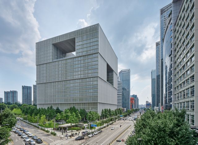 아모레퍼시픽이 서구권 마케팅을 강화하며 해외사업을 확대하고 있다. 지난해에는 그룹 역사상 처음으로 미주 지역 매출이 중화권을 넘어서며 전년 대비 83% 증가하는 성과를 올렸다. 사진은 아모레퍼시픽 용산 사옥. /사진=아모레퍼시픽