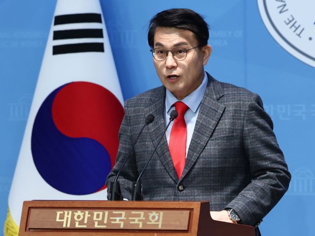 윤상현 국민의힘 의원이 한동훈 전 당 대표의 복귀와 관련해 "윤석열 대통령의 시간을 침해하지 말라"고 언급했다. 사진은 윤 의원이 23일 오전 서울 여의도 국회 소통관에서 열린 기자회견에서 발언하는 모습. /사진=뉴스1 