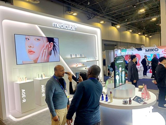 에이피알은 화장품과 홈 뷰티 디바이스 두 분야에서 고른 성장을 보이며 지난해 연결기준 매출 7228억원, 영업이익 1227억원을 기록했다. 사진은 2025 CES 에이피알 부스에서 관람객들이 에이피알 제품을 체험하는 모습. /사진=에이피알