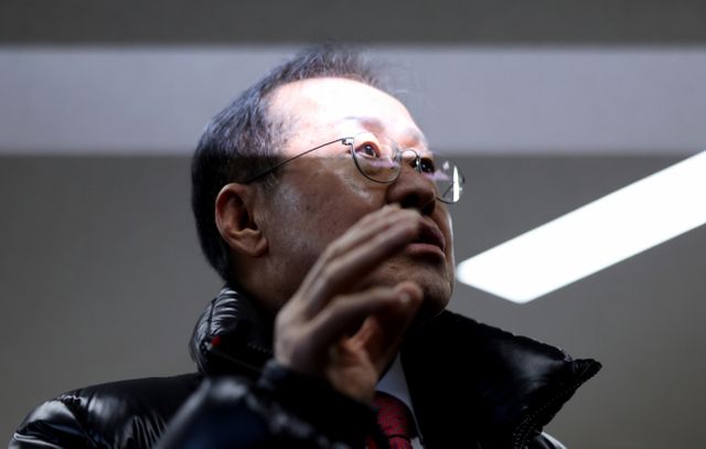 홍준표 대구시장은 23일 "우크라이나 전쟁에서 포로가 된 북한군 병사는 한국으로 송환해야 한다"고 주장했다. 사진은 지난 14일 대구 남구 행정복지센터에서 모바일 주민등록증 발급을 마친 뒤 취재진의 질문에 답한 홍준표 대구시장. /사진=뉴시스