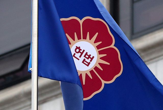 헌법재판소가 박성재 법무부 장관 탄핵심판 사건에 대한 첫 변론준비기일을 열고 본격 심리에 착수한다. 사진은 헌법재판소 깃발이 펄럭이는 모습. /사진=뉴시스