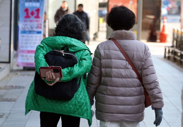 2072년 한국의 국가채무가 7000조원을 돌파하고 경제 성장률은 0.3%까지 떨어질 것이라는 국회 전망이 나왔다./사진=뉴스1