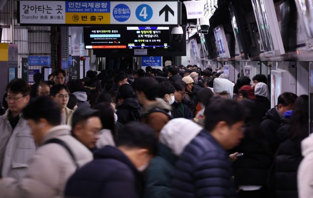수도권 지하철 1호선 일부 구간에 선로 장애가 발생해 출근길 지연이 예상된다. 사진은 지난해 11월28일 서울 지하철 1호선 서울역 탑승장이 출근길 이용객들로 붐비는 모습. /사진=뉴스1
