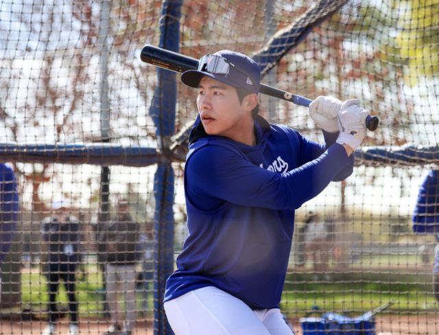김혜성이 내야에 이어 중견수로 시범경기에 나설 전망이다. 사진은 경기 전 프리배팅하는 김혜성. /사진=LA다저스 구단 공식 엑스(X·옛 트위터)