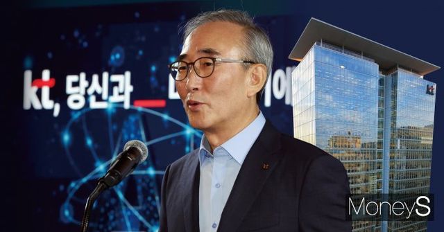 KT가 단행한 대규모 인력 재배치를 통해 연간 약 3000억원 규모의 비용 절감 효과가 예상되지만 약 1조원에 달하는 인력 재배치 비용을 회수하는 데는 3년 이상이 걸릴 것으로 전망된다. 사진은 김영섭 KT 대표와 서울 종로구 소재 KT 광화문이스트 사옥 이미지. /사진=김은옥 기자(머니S)