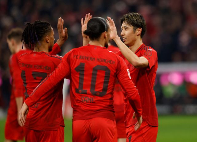아킬레스건 부상에도 풀타임 활약한 김민재가 팀의 4-0 승리에 기여했다. 사진은 24일(한국시각) 독일 뮌헨 알리안츠 아레나에서 열린 2024-25 독일 분데스리가 23라운드 바이에른 뮌헨과 프랑크푸르트의 경기에서 데뷔골을 터트린 이토 히로키(오른쪽)의 모습. /사진=로이터