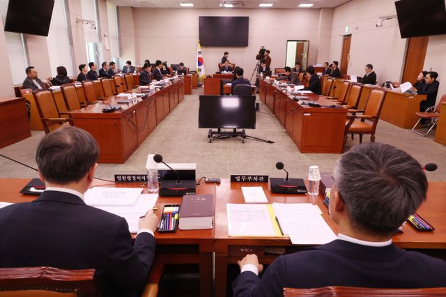 여·야 법사위원들이 24일 명태균 특검법과 상법개정안 법안 심사를 진행할 예정이다. 사진은 박범계 국회 법제사법위원회 법안심사제1소위원장이 지난 17일 서울 여의도 국회에서 열린 법사위 법안심사제1소위원회의에서 회의를 주재하는 모습. /사진=뉴시스