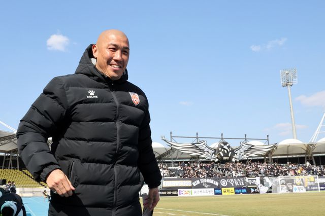 프로축구 K리그2 화성FC 감독을 맡은 차두리가 데뷔전에서 완패했다. 사진은 차 감독이 지난 23일 경기 성남 탄천종합운동장에서 열린 하나은행 K리그2 2025 시즌 개막전 성남FC와 화성FC의 경기에 입장하는 모습. /사진=뉴스1