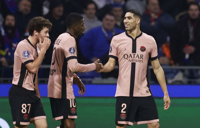 이강인이 리그 5호 도움을 기록하며 파리 생제르맹의 리그 23경기 무패 기록을 지켰다. 사진은 24일(한국시각) 프랑스 리옹 그루파마스타디움에서 열린 2024-25시즌 리그1 23라운드 파리 생제르맹과 리옹의 경기에서 두 번째 골을 터트린 우스만 뎀벨레(가운데)와 동료들. /사진=로이터