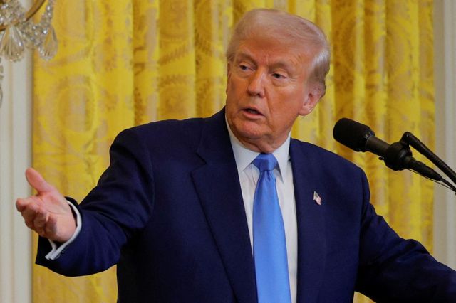 도널드 트럼프 미국 대통령이 한 달 동안 유예했던 캐나다와 멕시코 관세 부과를 예정대로 진행하겠다고 밝혔다. 사진은 지난 24일(현지시각) 미국 워싱턴D.C 백악관에서 기자회견 중인 트럼프 대통령의 모습. /사진=로이터