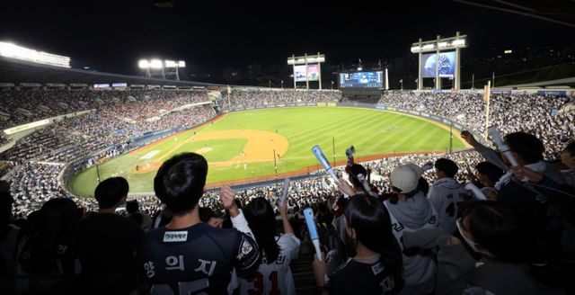 KBO리그 시범경기 50경기 중 5경기가 야간에 진행될 예정이다. 사진은 지난해 10월2일 서울 송파구 잠실야구장의 모습. /사진=뉴스1 