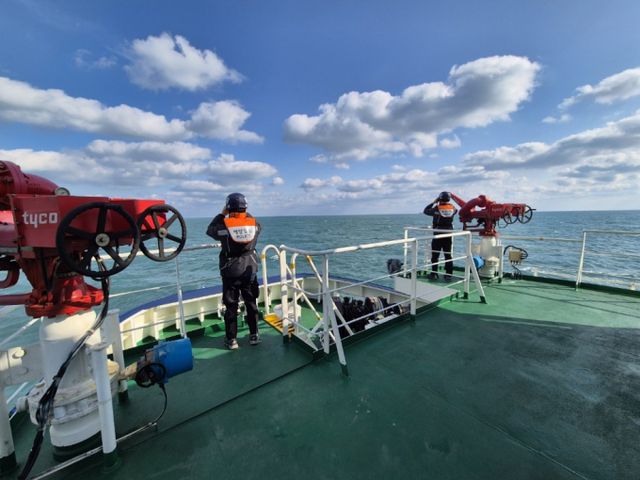 해양경찰이 서경호 실종자 수색 16일째 '경비병행'으로 전환했다. 사진은 지난 2월10일 여수해경이 부산선적 제22서경호 실종자를 수색하는 모습. /사진=뉴시스(여수해경 제공)