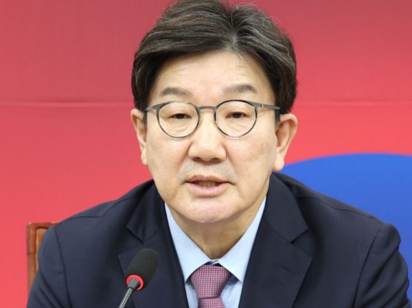 권성동 국민의힘 원내대표가 이재명 더불어민주당 대표를 향해 "인생 자체가 사기인 사람"이라고 비판했다. 사진은 권성동 국민의힘 원내대표가 24일 오전 서울 여의도 국회에서 열린 비상대책위원회의에서 발언하고 있는 모습. /사진=뉴스1