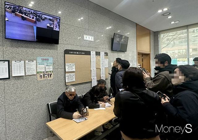 실거주 목적으로 경매 투자에 참여하는 이들이 늘고 있다. 사진은 경매 게시판을 확인하는 참가자들 모습. /사진=장동규 기자