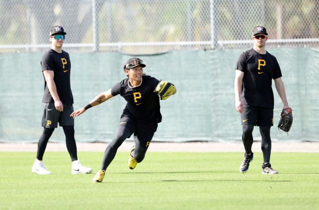 피츠버그 파이어리츠의 외야수 배지환이 처음 출전한 시범 경기에서 2루타와 득점을 기록했다. 사진은 지난 14일(현지시각) 미국 플로리다주 브래던턴에서 열린 피츠버그 파이어리츠의 스프링캠프에 합류한 배지환(가운데)이 수비 훈련을 하고 있는 모습. /사진=로이터