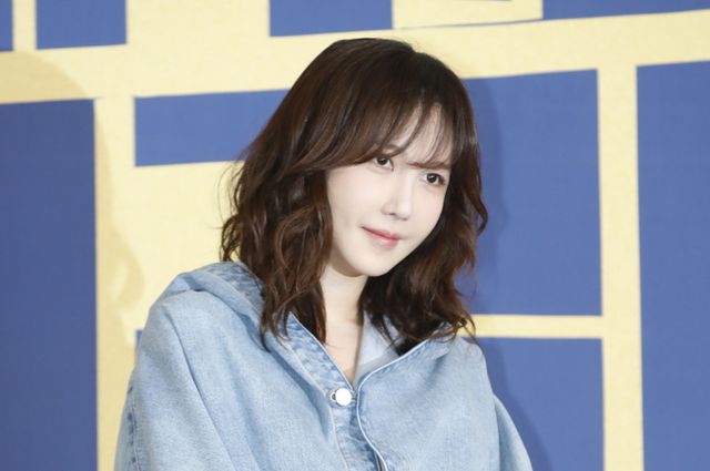 배우 이지아(본명 김지아·46)가 스케줄을 취소했다. 사진은 지난해 1월 서울 마포구 상암 스탠포드 호텔에서 진행된 JTBC 새 수목드라마 ‘끝내주는 해결사’(극본 정희선/연출 박진석) 제작발표회에 참석한 배우 이지아. /사진=뉴스1