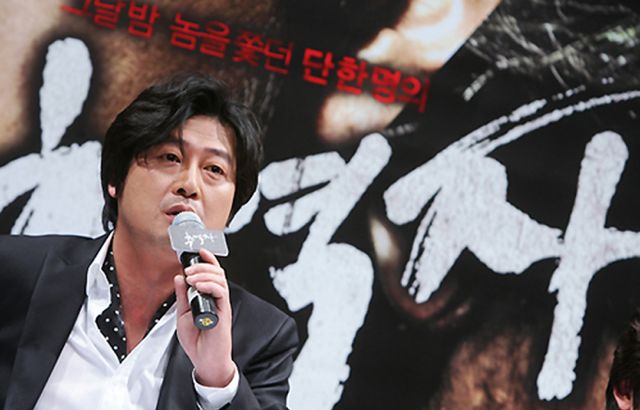 연쇄살인범 유영철 검거를 도와 영화 '추격자'의 모티브가 된 실존 인물이 1심에서 마약 판매 혐의로 징역 3년6개월을 선고받자 검찰과 피고인 모두 판결에 불복해 항소했다. 사진은 2008년 1월 14일 영화 추격자 제작보고회에 참석한 배우 김윤석. /사진=머니투데이