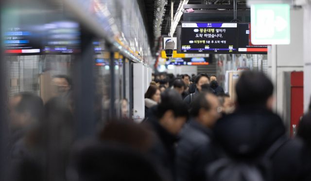 24일 오전 수도권 전철 1호선 경원선 신이문-석계 간 하선(의정부방면)에서 선로 장애가 발생해 출근길 혼잡이 빚어졌다. 사진은 이날 지하철 1호선 종각역에서 시민들이 발걸음을 옮기는 모습. /사진=뉴스1