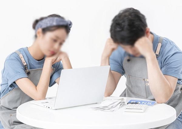 가게 앞 바람 인형에 누군가 두고 간 죽은 새 때문에 악재가 이어지고 있다는 사연이 전해졌다. 사진은 기사의 이해를 돕기 위한 자영업자 모습. /사진=이미지투데이