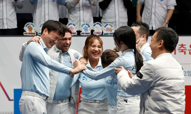 우리금융캐피탈이 하나카드를 꺾고 PBA 팀리그 파이널에서 KS렌터카와 맞대결을 펼친다. 사진은 지난 24일 경기 고양 킨텍스 PBA스타디움에서 열린 '웰컴저축은행 PBA 팀리그 2024-25' 포스트시즌 플레이오프 4차전에서 하나카드를 꺾고 파이널에 진출한 우리금융캐피탈 선수들이 기뻐하는 모습. /사진=프로당구협회(PBA) 제공