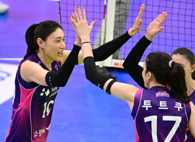 여자배구 1위를 달리고 있는 흥국생명이 정규리그 1위 확정까지 승점 4점을 남겨두고 있다. 사진은 지난 21일 경기 수원실내체육관에서 열린 '2024-2025 V-리그 여자부' 현대건설과 흥국생명의 경기에 출전한 김연경이 선수단과 함께 기뻐하는 모습. /사진=뉴시스(한국배구연맹 제공)