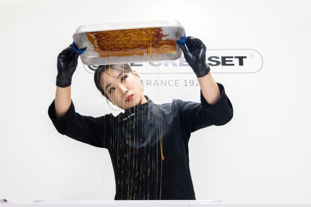  정지선 셰프가 여성 중식 셰프로서 겪어야 했던 텃세에 대해 고백했다.사진은 지난해 12월 서울 성수동에서 진행된 르크루제 '언포겟 테이블 크리스마스(UNFORGET TABLE CHRISTMAS)' 팝업에서 프라이빗 다이닝 참석자들을 위해 흑초 이베리코 시래기 빠스를 선보인 정지선 셰프. /사진=뉴스1(르크루제 제공) 