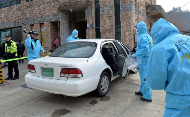 강씨는 48세 김모씨와 사실혼 관계로 생활하다 헤어진 뒤 재산분할로 갈등을 겪던 중 김씨의 오빠, 아버지, 동거인을 엽총으로 살해했다. 사진은 2015년2월25일 과학수사대가 사건 현장에서 피해자 한 명이 발견된 차량을 조사 중인 모습. /사진=뉴스1