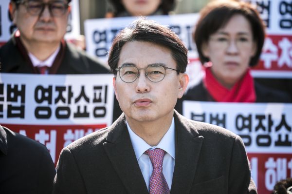 윤상현 국민의힘 의원이 이재명 더불어민주당 대표의 '중도보수' 발언을 지적했다. 사진은 윤상현 국민의힘 의원이 고위공직자범죄수사처(공수처) 항의방문에 앞서 기자회견을 열고 규탄사를 하는 모습. /사진=뉴시스