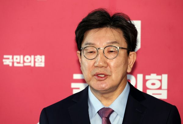 윤석열 대통령의 탄핵 심판 최종 변론이 하루 앞으로 다가온 가운데 권성동 국민의힘 원내대표가 헌재의 결과를 수용하겠다는 입장을 전했다. 사진은 권성동 국민의힘 원내대표가 여의도 국회에서 입장을 밝히는 모습. /사진=뉴시스