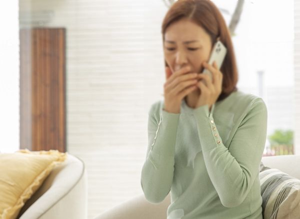 결혼을 앞둔 여교사가 보이스피싱으로 2억6800만원을 잃었다는 사연이 전해졌다. 사진은 기사의 이해를 돕기 위한 여성의 모습. /사진=이미지투데이