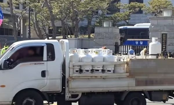 일부 윤석열 대통령 지지자들이 헌법재판소에 난방용 LP 가스통을 배달한 자영업자를 두고 '테러범'으로 몰고가는 황당한 일이 벌어졌다. 사진은 윤석열 대통령 지지자들이 온라인 커뮤니티에 게재한 LP 가스통 배달차. /사진=온라인 커뮤니티 '디시인사이드' 캡처