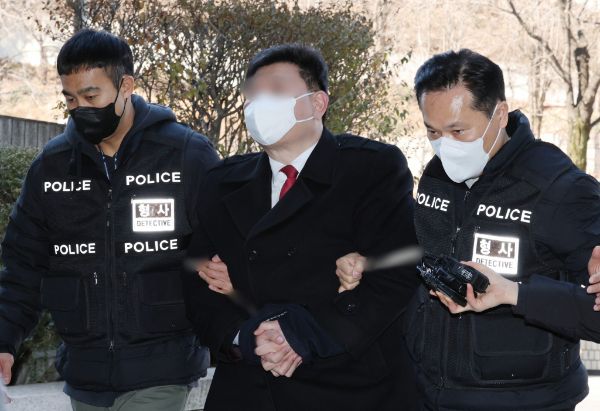 영화 마블 캐릭터 '캡틴 아메리카' 복장을 하고 중국대사관과 경찰서에 난입한 윤석열 대통령 지지자 안모씨의 신상이 일부 공개됐다. 사진은 안모씨가 서울중앙지방법원에서 열린 구속 전 구속 전 피의자 심문(영장실질심사)에 출석하는 모습. /사진=뉴스1