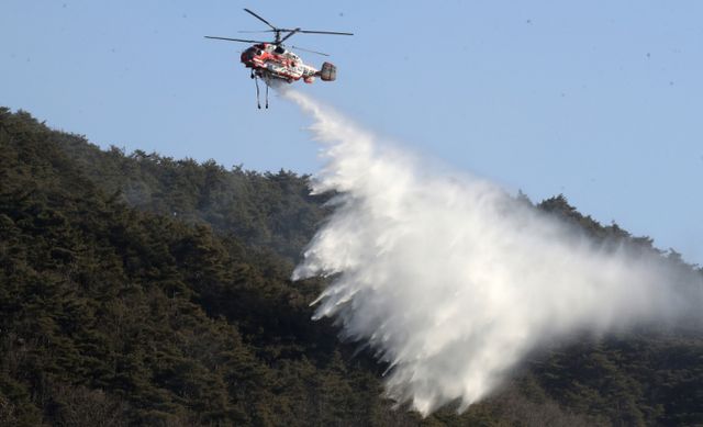 25일은 전국의 대기가 매우 건조한 날씨가 이어질 것으로 보인다. 사진은 지난 1월 1일 오전 대구 군위군 산불 현장에서 산불진화용 헬기가 진화작업을 벌이는 모습. /사진=뉴스1
