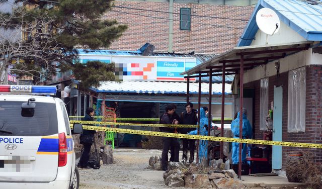 2015년 2월25일. 이날 오전 8시10분쯤 세종시 장군면 금암리 한 편의점에서 총을 든 강모씨(50세)가 3명을 살해했다. 사진은 2015년 2월25일 경찰과 119 소방대원이 긴급출동해 사고 현장을 조사 중인 모습. /사진=뉴스1 