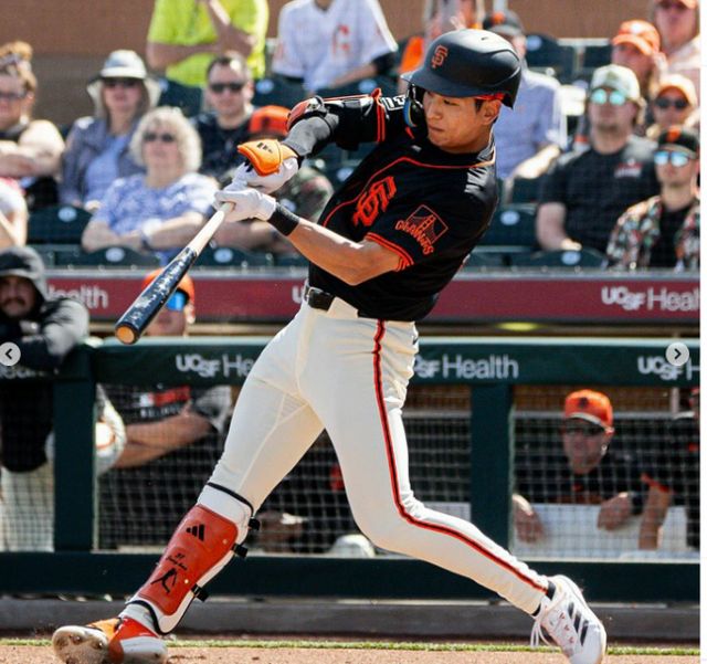 이정후가 시범경기 두번째 경기에서 마수걸이 홈런포를 쏘아올렸다. 사진은 25일(한국시각) 미국 애리조나주 스코츠데일 스타디움에서 열린 콜로라도 로키스와의 2025 메이저리그(ML) 시범경기에서 홈런포를 터트린 이정후의 모습. /사진=샌프란시스코 자이언츠 인스타그램 캡처