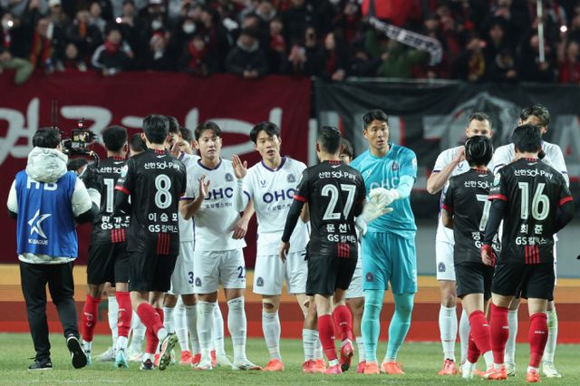 연고지 더비로 알려진 FC서울과 안양FC의 경기는 서울의 완승으로 끝났다. 사진은 지난 22일 서울월드컵경기장에서 열린 '하나은행 K리그1 2025' 2라운드 FC서울과 FC안양를 마친 선수단이 인사를 나누는 모습. /사진=뉴스1