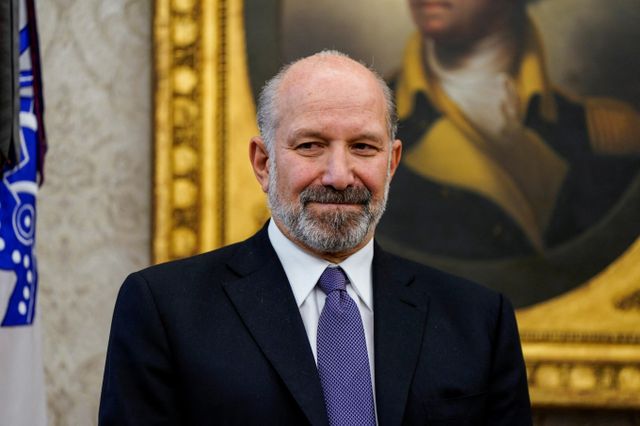 도널드 트러프 행정부가 멕시코에 미국의 25% 관세 부과를 피하고 싶다면 중국에 자체 관세를 부과하라고 전했다. 사진은 하워드 러트닉 미국 상무부 장관이 지난 3일(현지시각) 미국 워싱턴D.C 백악관에서 도널드 트럼프 대통령을 만난 모습. /사진=로이터