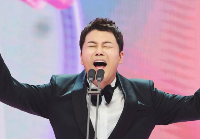 아나운서 출신 방송인 전현무(사진)가 홍주연과 결혼설을 언급했다.사진은 지난달 서울 상암동 MBC에서 진행된 '2024 MBC 방송연예대상'에서 '대상'을 받은 방송인 전현무. /사진=MBC 제공