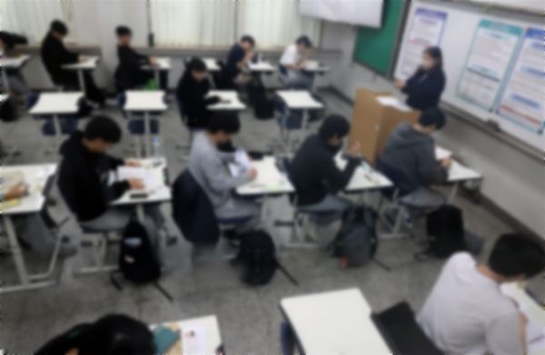 대학수학능력시험 감독관이 업무 중 알게 된 개인정보를 이용해 수험생에게 문자를 보냈으나 대법원이 무죄 취지로 판단했다. 사진은 기사와 직접적인 관련이 없는 수험장 모습. /사진=뉴스1