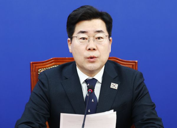 박찬대 더불어민주당 원내대표가 이번 주 야 5당과 함께 '명태균 특검법'을 처리하겠다고 밝혔다. 사진은 박 원내대표가 서울 여의도 국회에서 열린 원내대책회의에서 모두 발언을 하는 모습. /사진=뉴스1