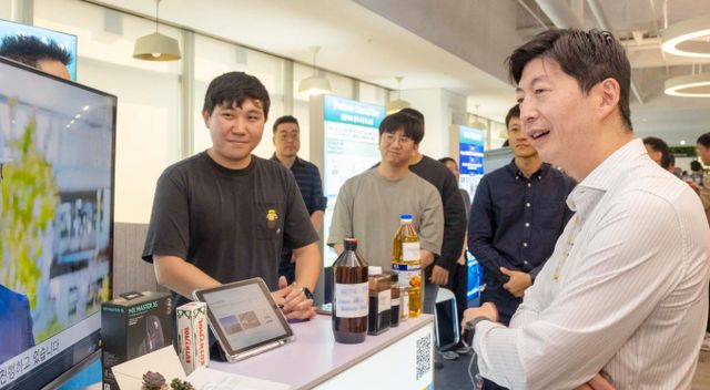 허세홍 GS칼텍스 사장(오른쪽)이 지난해 딥 트랜스포메이션 데이 행사에서 임직원들과 저탄소 신사업에 대해 대화를 나누고 있다. /사진=GS칼텍스 