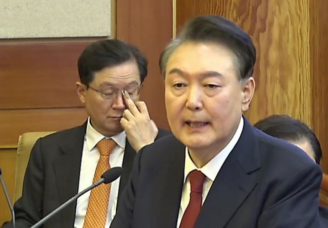 국민의힘이 윤석열 대통령 탄핵심판 최종변론에서 언급한 임기 단축과 개헌 의지에 대해 높이 평가한다고 전했다. 사진은 윤 대통령이 지난 25일 서울 종로구 헌법재판소에서 열린 탄핵심판 11차 변론에서 최종 의견 진술을 하는 모습. /사진=뉴시스(헌법재판소 제공) 