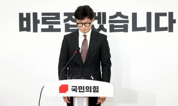 한동훈 전 국민의힘 대표가 자신의 저서에 "한국에서 가장 위험한 인물은 이재명 더불어민주당 대표"라고 적은 것을 두고 민주당이 분노했다. 사진은 한동훈 국민의힘 전 대표가 사퇴 기자회견에서 발언을 하는 모습. /사진=뉴시스