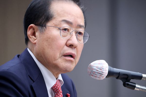 홍준표 대구시장이 이재명 더불어민주당 대표를 겨냥해 "범죄를 저지르고 기소된 사람이 대선 나오겠다고 설친다"고 발언했다. 사진은 홍준표 대구시장이 기자간담회에서 취재진 질문에 답하는 모습. /사진=뉴스1