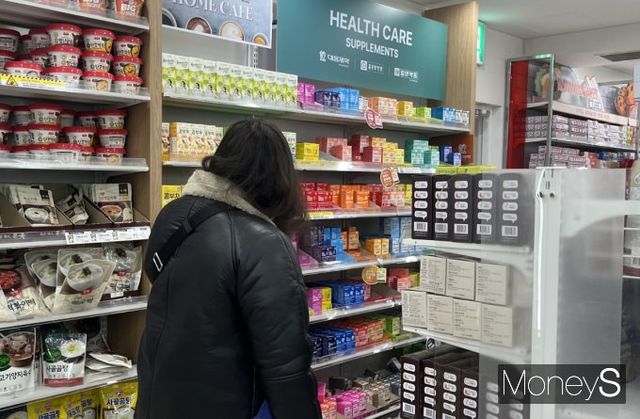 25일 서울 중구 다이소 명동역점 5층 건강기능식품 코너에서 소비자가 건강기능식품 코너를 둘러보고 있다. /사진=곽선우 기자