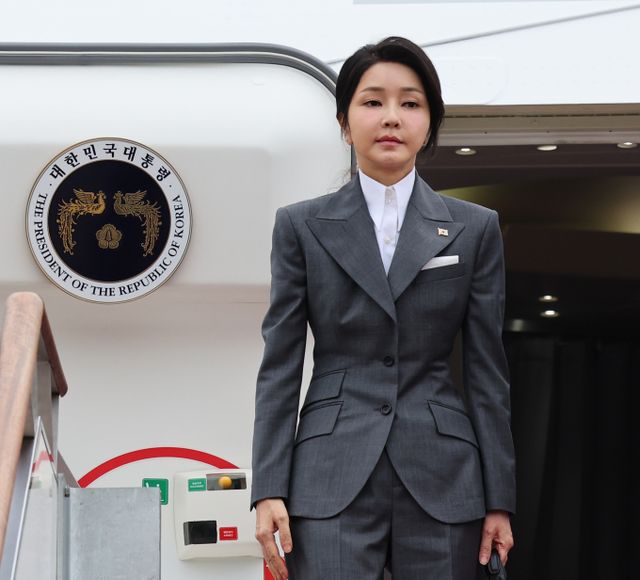 숙명여대 민주동문회가 김건희 여사의 석사학위 논문 표절 의혹에 대해 이의신청을 하지 않기로 결정해 표절이 확정됐다. 사진은 김 여사가 지난해 10월6일 성남 서울공항에서 공군 1호기에 탑승하는 모습. /사진=뉴시스