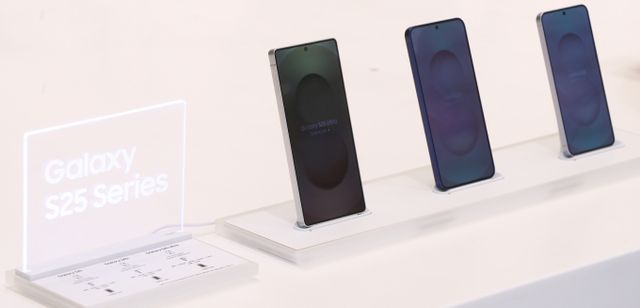 애플이 제품 가격을 인상하면 삼성전자의 스마트폰 가격도 동반 상승할 가능성이 크다. 사진은 삼성전자의 최신 프리미엄 전략 스마트폰, 갤럭시 S25 시리즈가 사전 예약을 시작한 가운데 지난 1월 서울 마포구 삼성스토어 홍대점에서 시민들이 갤럭시 S25를 체험하고 있는 모습. /사진=임한별 기자(머니s) 