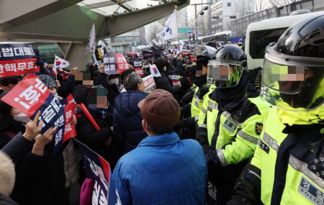 일부 윤석열 대통령 지지자들이 탄핵 반대 집회에서 질서 관리에 나선 경찰관들의 얼굴을 촬영하고 온라인에 올려 집단 괴롭힘을 하는 상황이 발생했다. 사진은 서울 종로구 헌법재판소 인근에서 열린 윤 대통령 지지자들의 탄핵 반대 집회에서 경찰들이 경계근무를 서는 모습. /사진=뉴스1